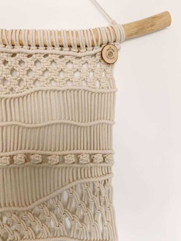 Pormenor das faixas de nós em rede e em relevo do painel de macramé Empa