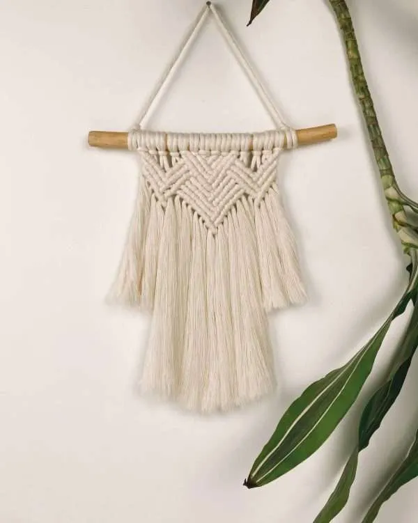 Mini painel de macramé Sunshine com losangos e franja em degraus