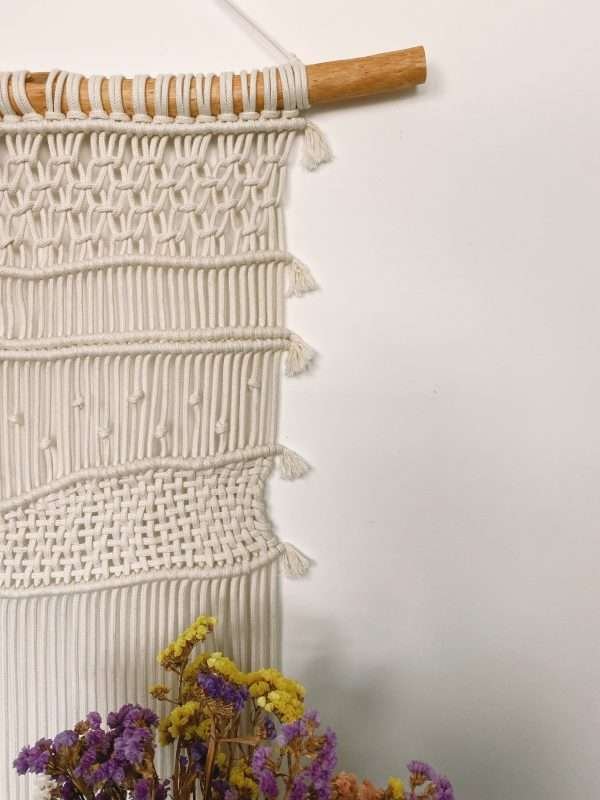 Pormenor das faixas de nós e das pequenas borlas do painel Roots