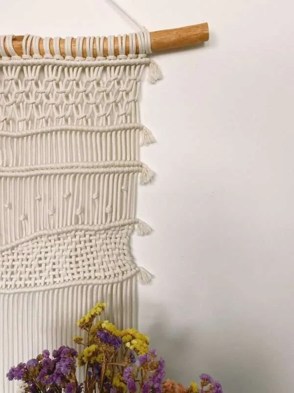 Pormenor das faixas de nós e das pequenas borlas do painel Roots