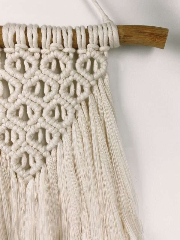 Pormenor do padrão em favo de mel do mini painel de macramé Sunrise