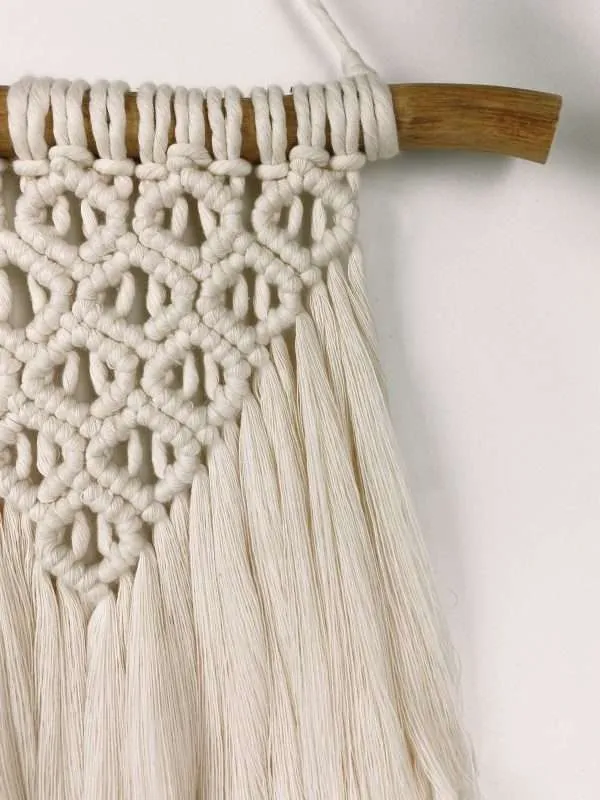 Pormenor do padrão em favo de mel do mini painel de macramé Sunrise