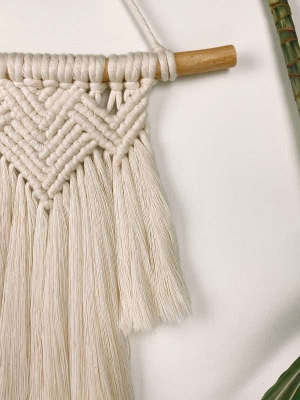 Pormenor dos losangos e do ramo do mini painel de macramé Sunshine