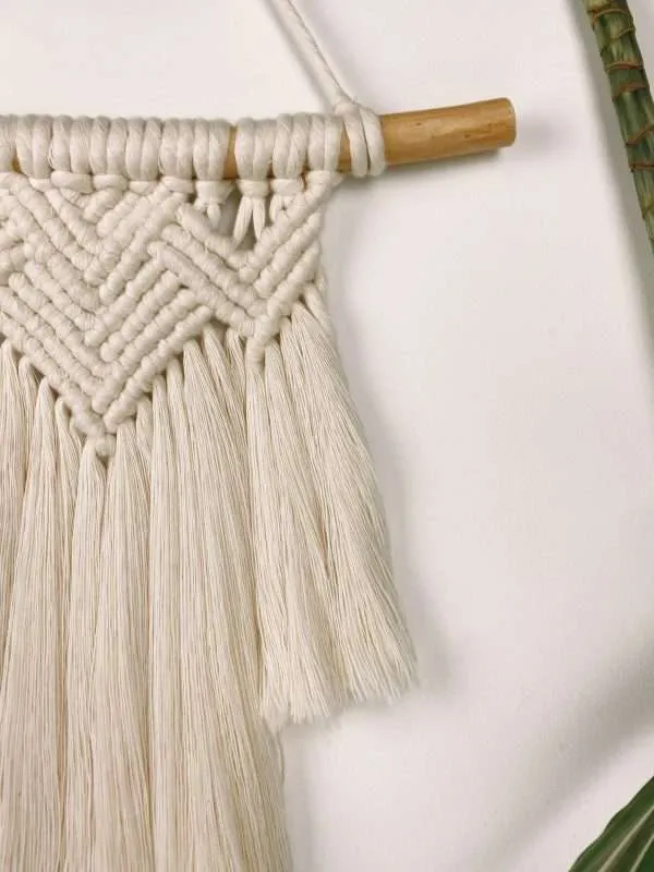 Pormenor dos losangos e do ramo do mini painel de macramé Sunshine
