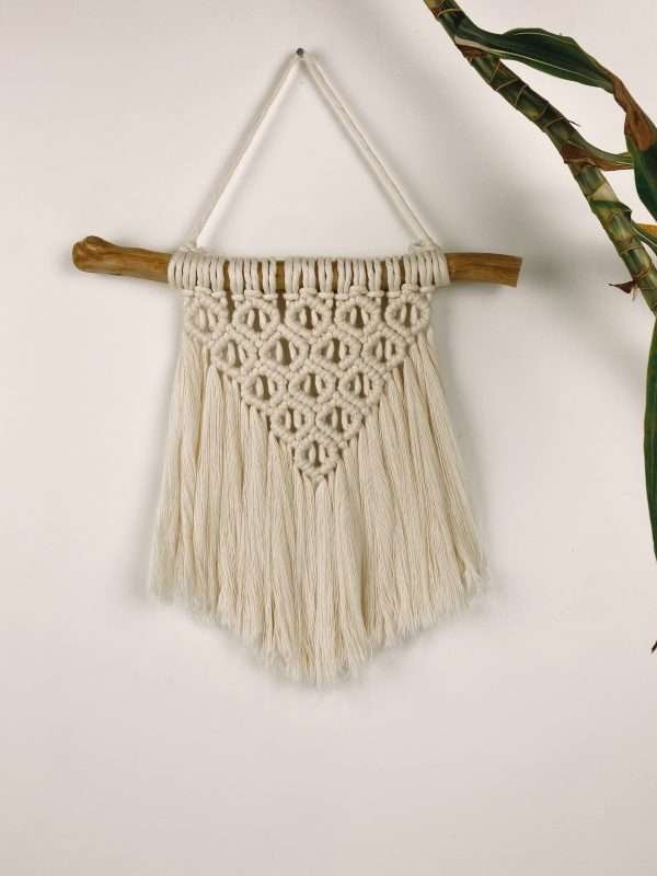 Mini painel de macramé Sunrise com padrão em favo de mel, pendurado num ramo