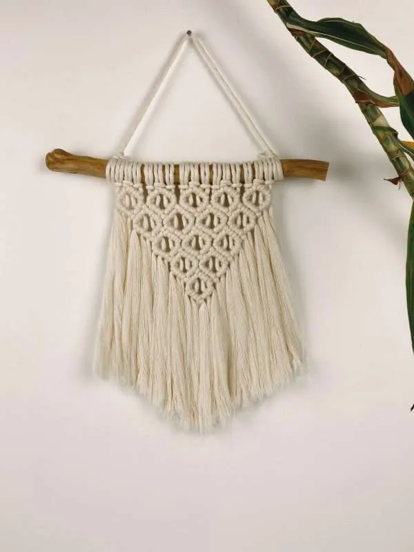 Mini painel de macramé Sunrise com padrão em favo de mel, pendurado num ramo