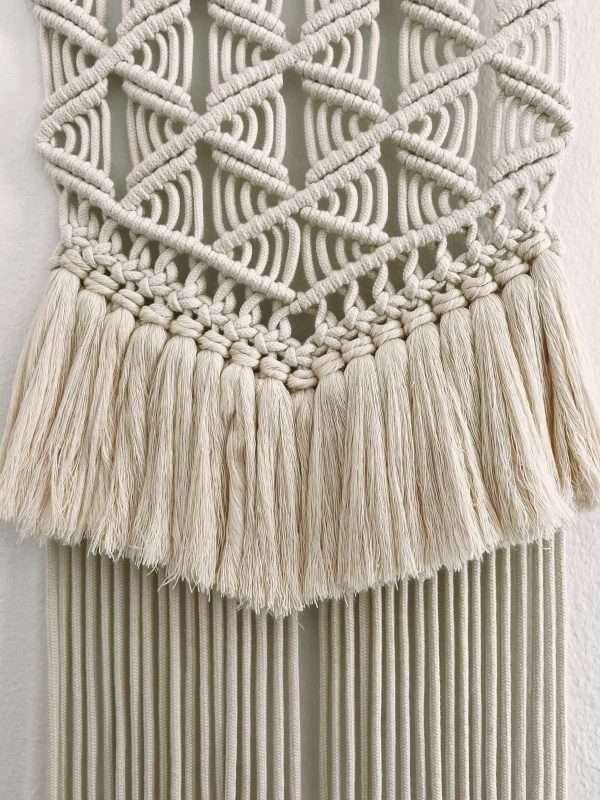 Pormenor da rede de losangos e da primeira franja do painel de macramé Blossom