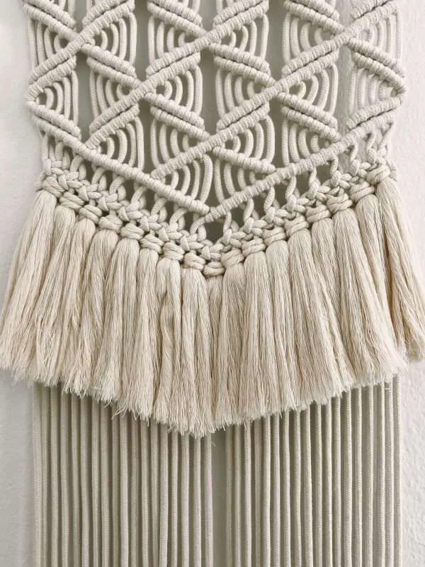 Pormenor da rede de losangos e da primeira franja do painel de macramé Blossom
