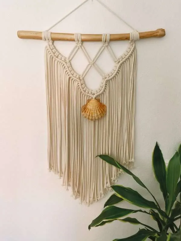 Painel de macramé Ocean com rede aberta de losangos e concha de vieira