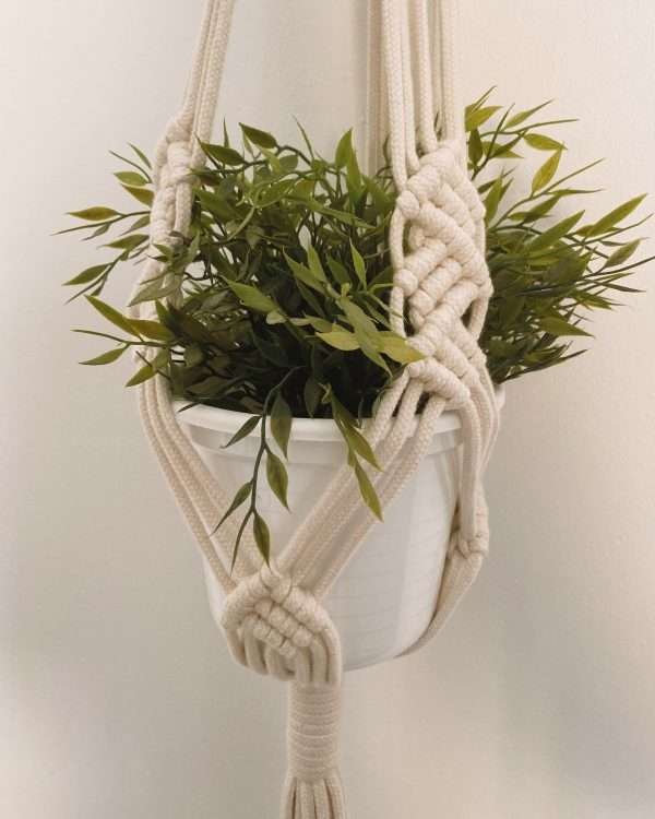 Pormenor da rede de nós que segura o vaso branco no suporte Jasmin