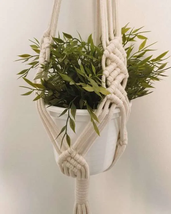 Pormenor da rede de nós que segura o vaso branco no suporte Jasmin