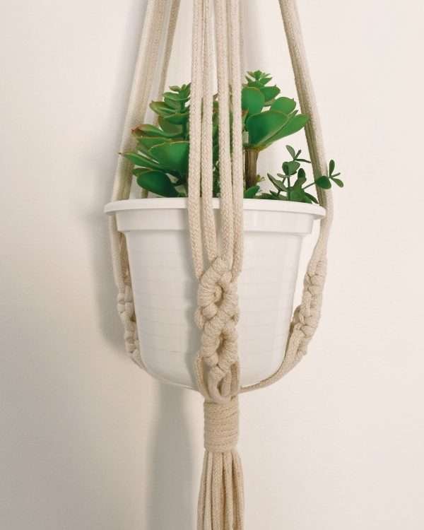 Pormenor do vaso branco e dos nós em espiral do suporte de macramé Sunflower