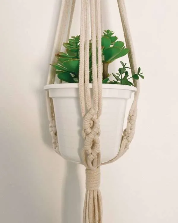 Pormenor do vaso branco e dos nós em espiral do suporte de macramé Sunflower