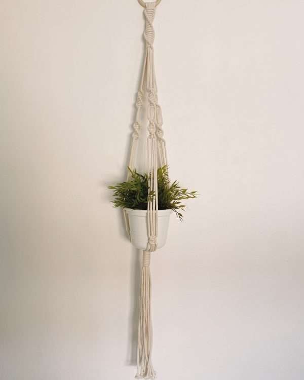Suporte de vaso comprido em macramé Herbal com planta num vaso branco
