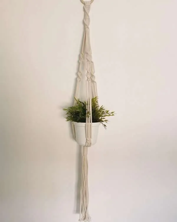 Suporte de vaso comprido em macramé Herbal com planta num vaso branco