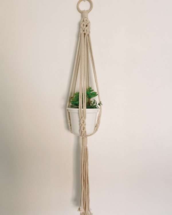 Suporte de vaso em macramé Sunflower com argola de madeira e planta num vaso branco