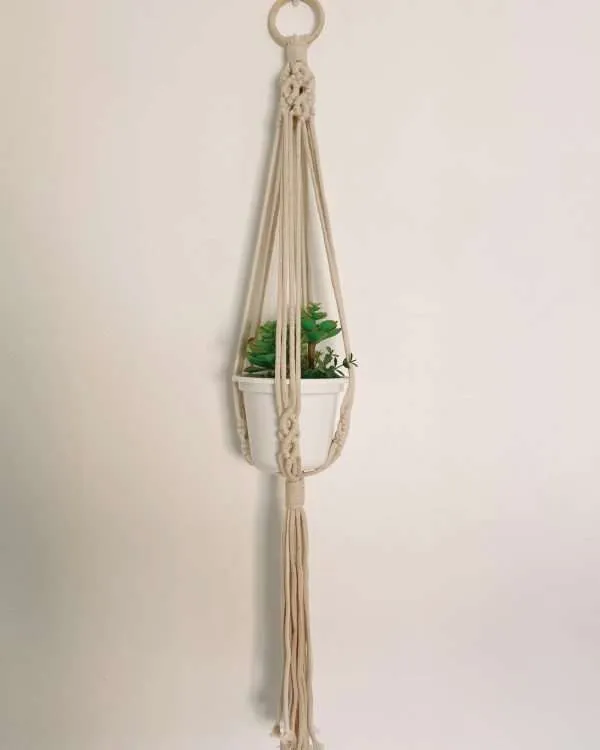 Suporte de vaso em macramé Sunflower com argola de madeira e planta num vaso branco
