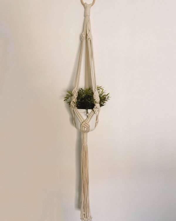 Suporte de vaso comprido em macramé Jasmin, com 140 cm, com planta num vaso branco