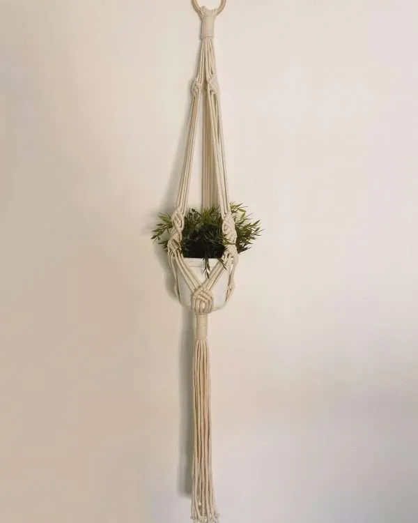 Suporte de vaso comprido em macramé Jasmin, com 140 cm, com planta num vaso branco