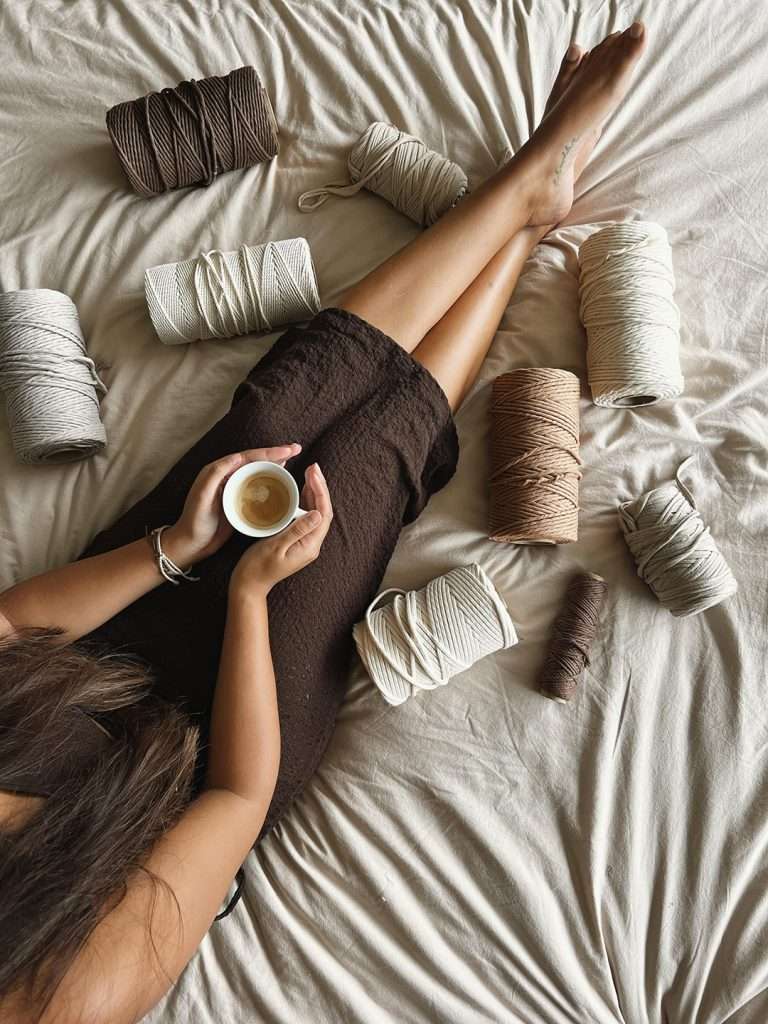 Rolos de macramé em cores naturais